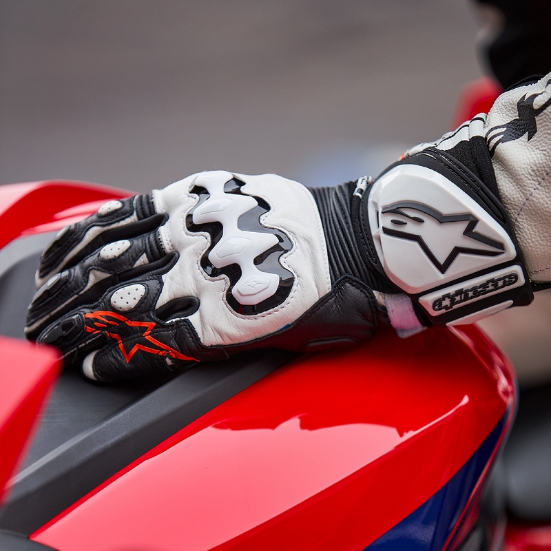 Alpinestars GP PRO R 4 motociklističke rukavice crno-bijele
