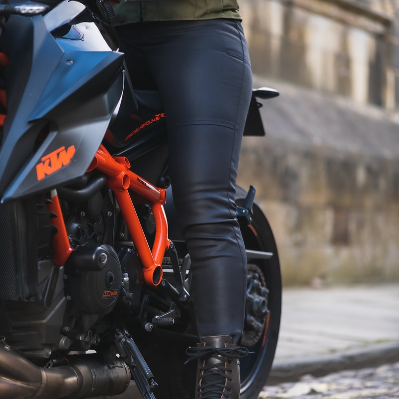 Ženske skraćene motociklističke traperice Jeggins AA odobrene od Oxforda, crne