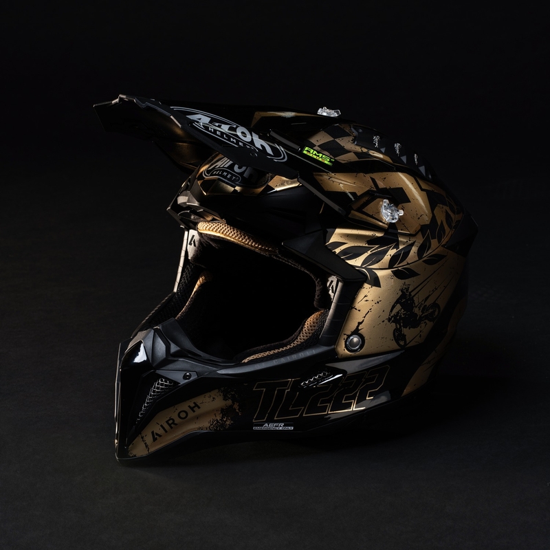 Motocross kaciga Airoh Aviator 3.0 "TC 222 THE LEGEND" crno-zlatna