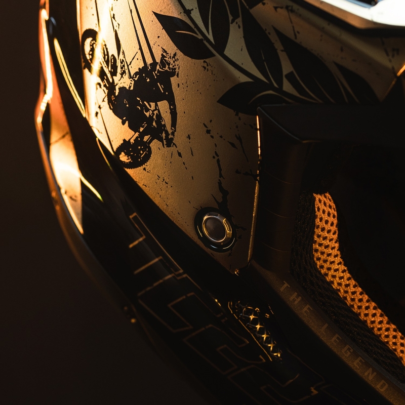 Motocross kaciga Airoh Aviator 3.0 "TC 222 THE LEGEND" crno-zlatna