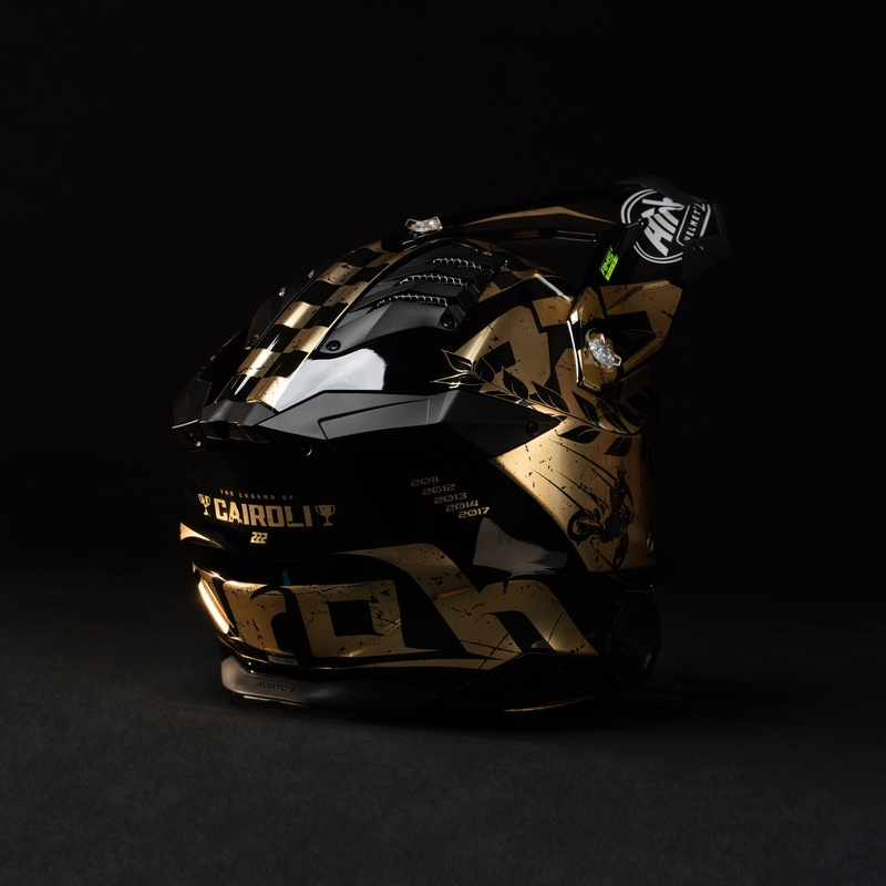 Motocross kaciga Airoh Aviator 3.0 "TC 222 THE LEGEND" crno-zlatna