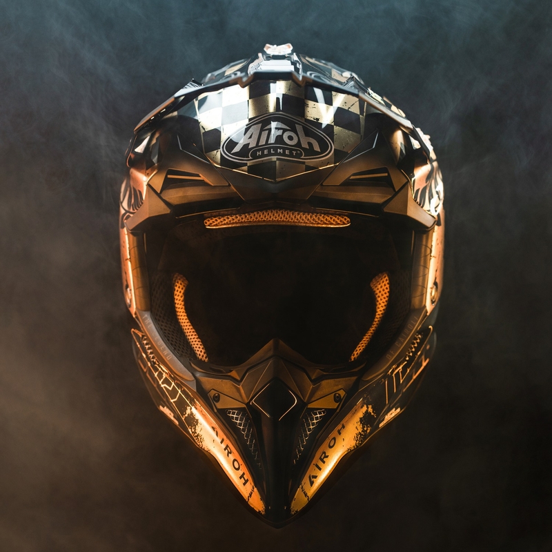 Motocross kaciga Airoh Aviator 3.0 "TC 222 THE LEGEND" crno-zlatna