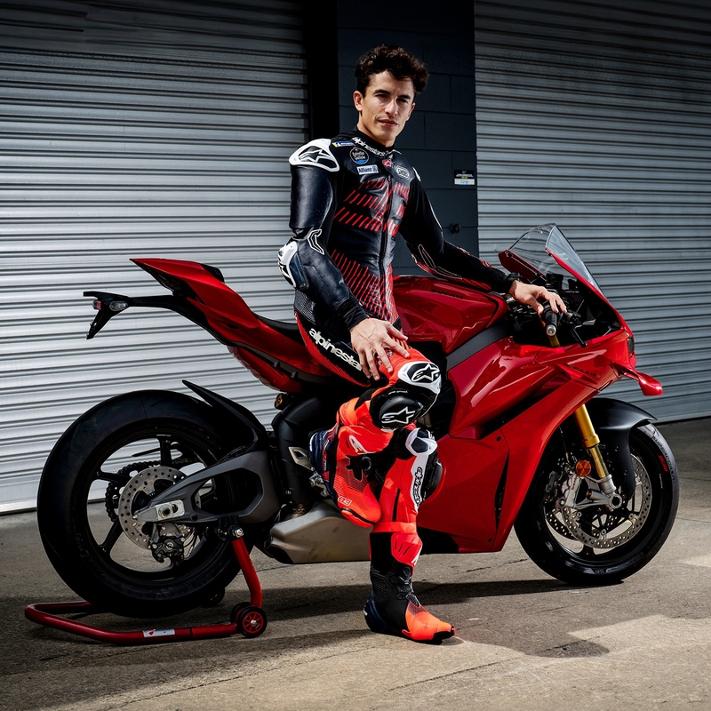 Motorističke čizme Alpinestars Supertech R Vented Limited Edition MM93 Marc Marquez Fluo crveno-plavo-crne