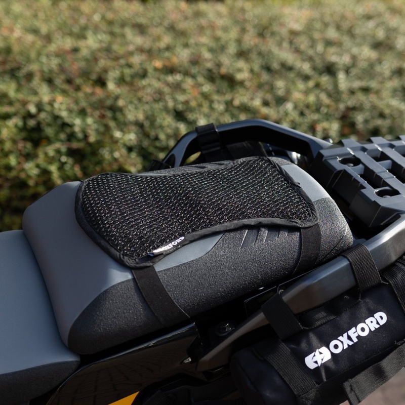 Ventilacijski jastučić iznad suvozačevog sjedala i enduro Oxford Cool Seat Pillion And Enduro crne boje