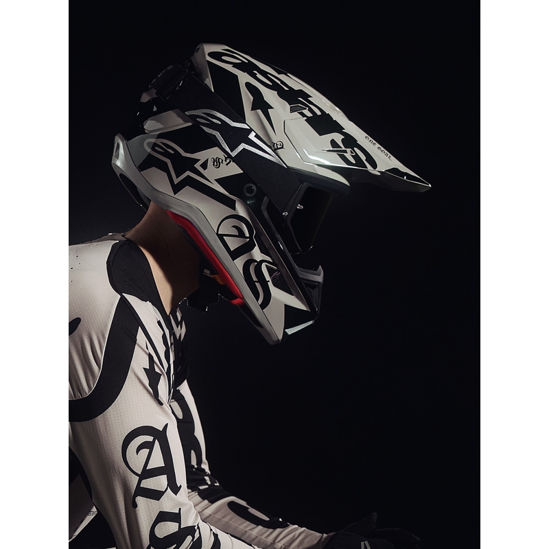 Alpinestars Supertech S-M7 kaciga za motokros ograničenog izdanja Wolf Dust boje pijeska i crne boje