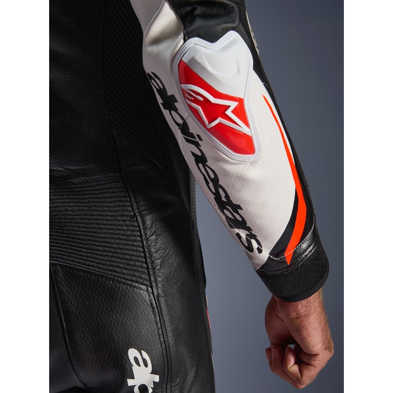 Alpinestars GP TECH V5 jednodijelno kožno motociklističko odijelo crno-bijelo-fluo crveno