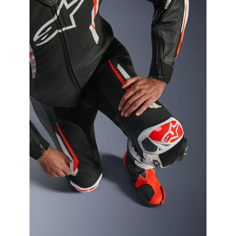 Alpinestars GP TECH V5 jednodijelno kožno motociklističko odijelo crno-bijelo-fluo crveno