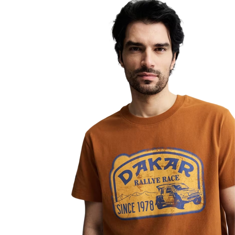 Smeđa majica kratkih rukava s natpisom Dakar Truck