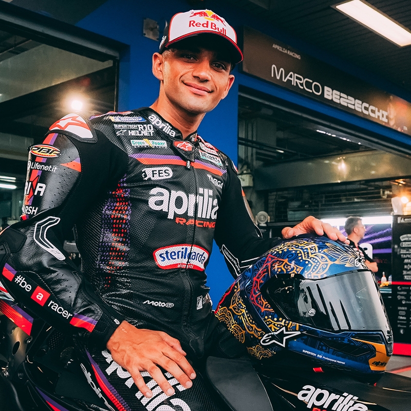Integralna motociklistička kaciga Alpinestars Supertech R10 Marthainator limited edition JORGE MARTIN plava biserno zlatna crvena