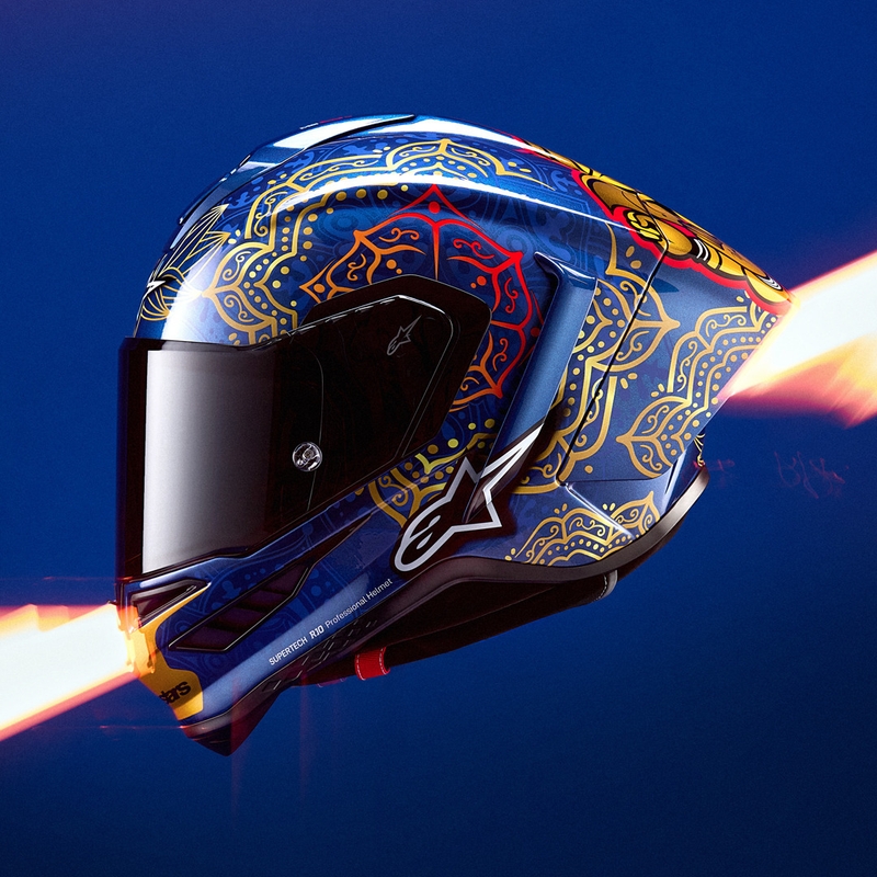 Integralna motociklistička kaciga Alpinestars Supertech R10 Marthainator limited edition JORGE MARTIN plava biserno zlatna crvena